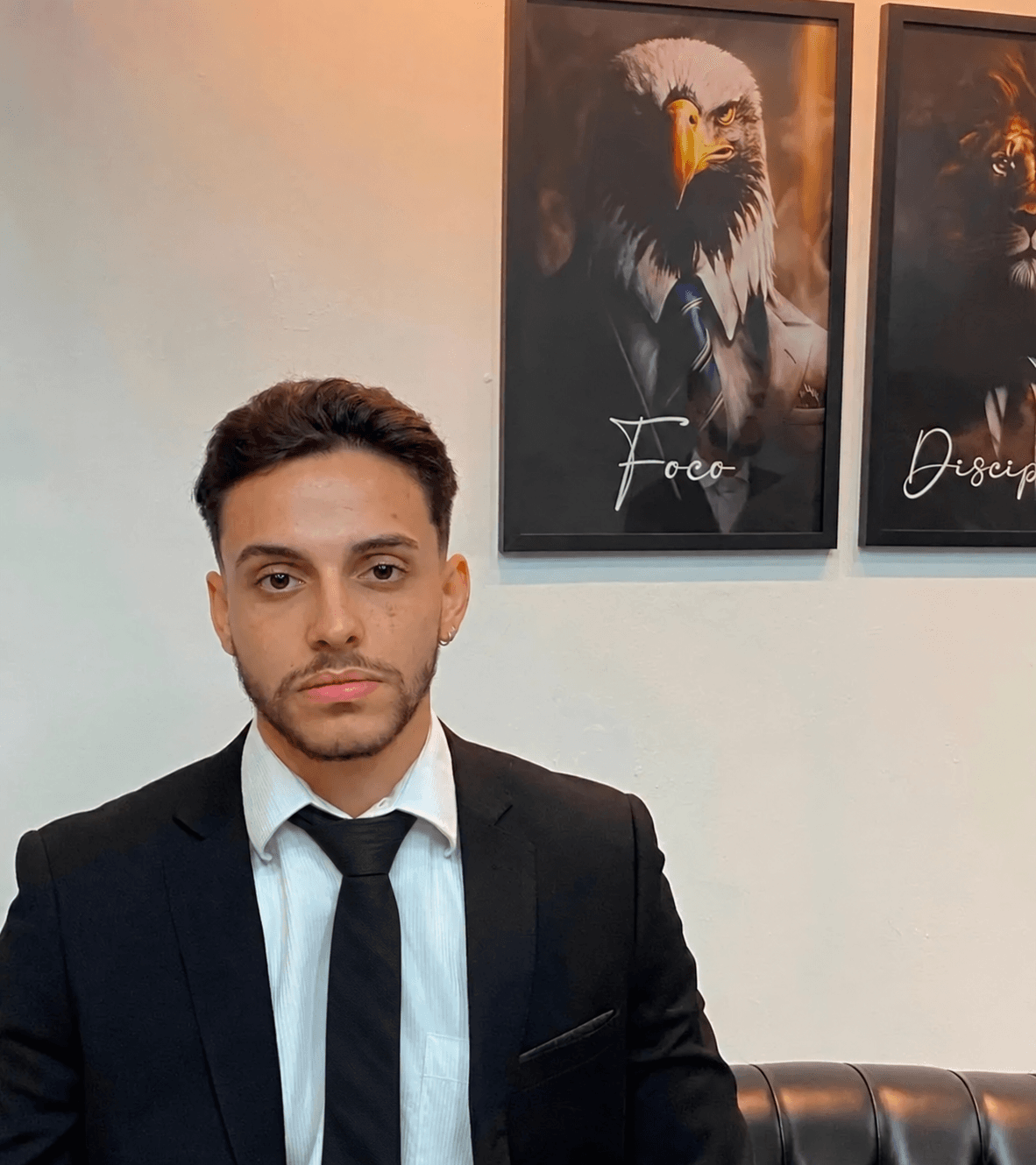 Nicolas usando blazer e gravata pretos
